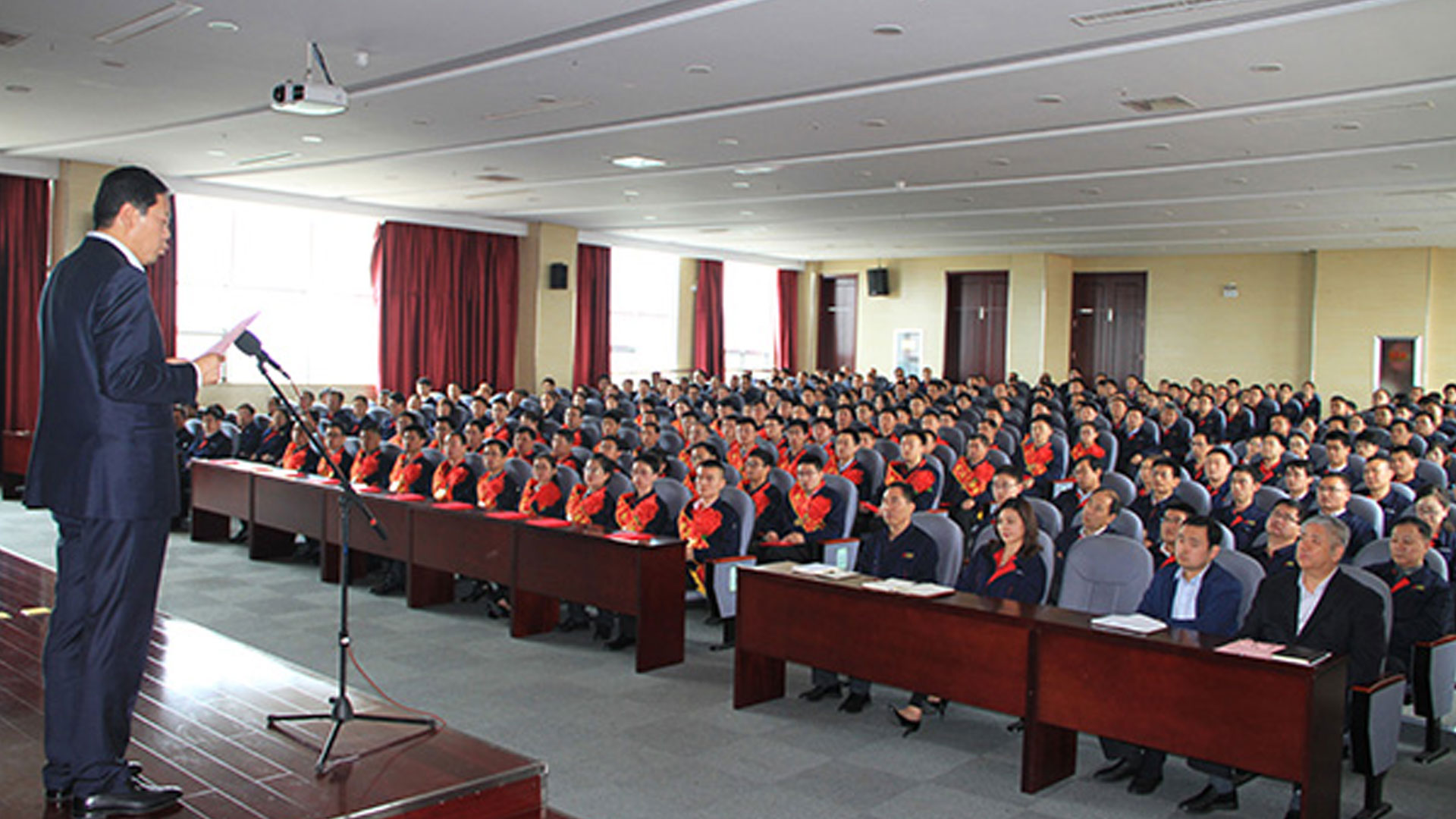 <strong>2018年5月5日，山東浩信集團有限公司第八屆“五一”勞動模范表彰大會在集團辦公大樓六樓報告廳隆重舉行。</strong>